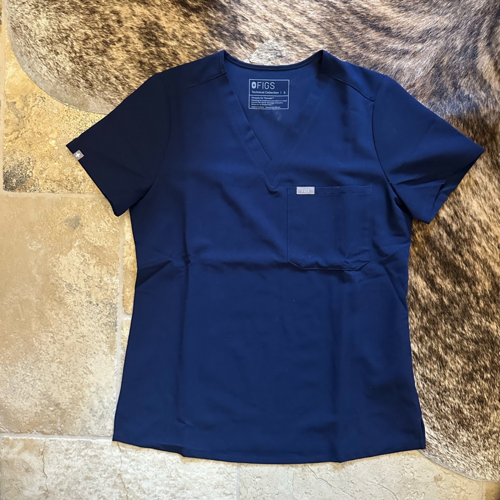 Figs scrub top S